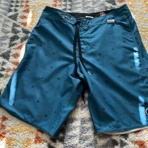 Volcom Mini Heather Boardshort. Size 32 waist and 21” in length. 100% Polyester.